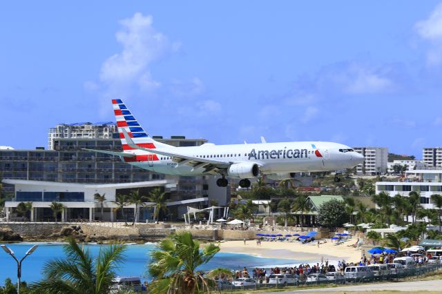 Boeing 737-800 (N936AN) - American airlines over maho