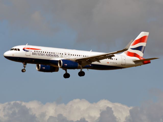 Airbus A320 (G-EUYU)