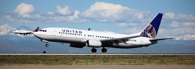 Boeing 737-800 (N27205) - Landing on 16L. Delta Embraer in the background is landing on 16R.