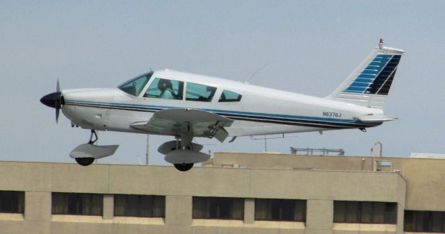 Piper Cherokee (N6376J) - Landing on RWY 30