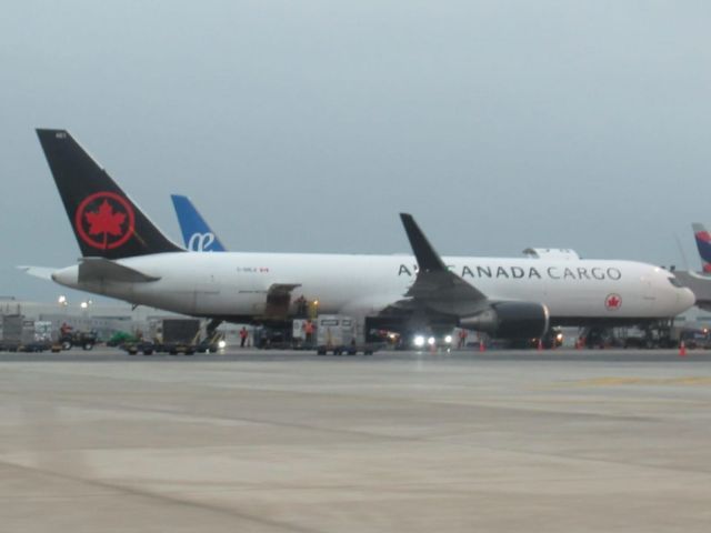 BOEING 767-300 (C-GHLV)