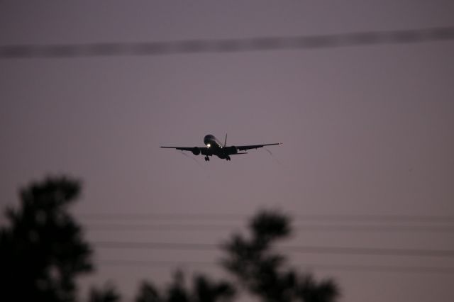 BOEING 777-300ER (B-16710)