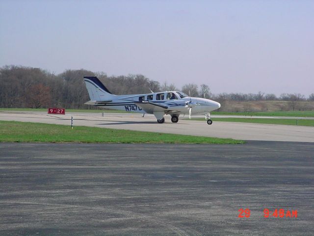 Beechcraft Baron (58) (N747DW) - Taxiing to rwy 27 on 3/29/10