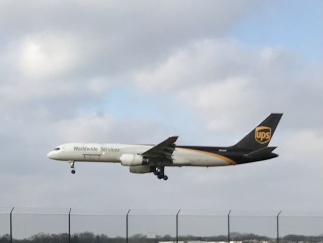 Boeing 757-200 (N436UP) - Runway 25 arrival! 12/21/21.