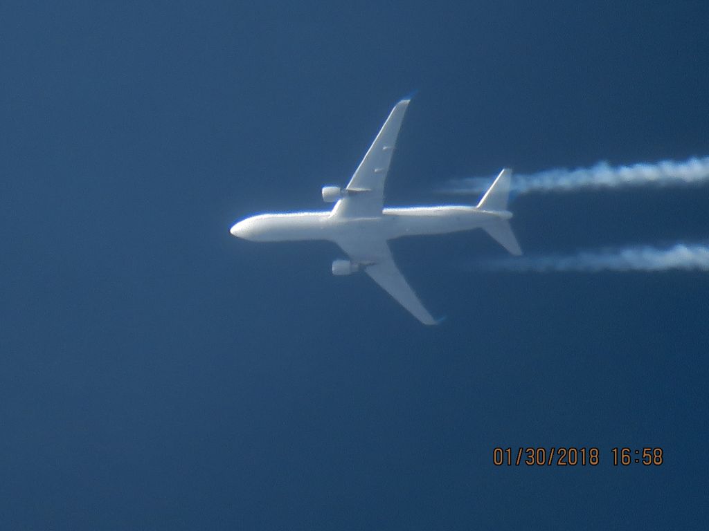 BOEING 767-300 (N677UA)