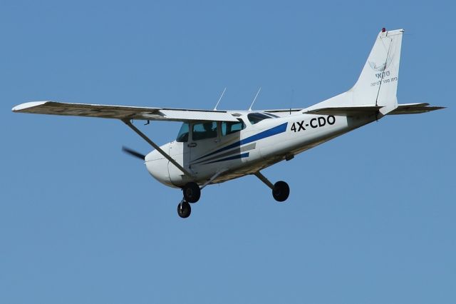 Cessna Skyhawk (4X-CDO) - 07/03/2020:  Landing on Herzliya airfield.