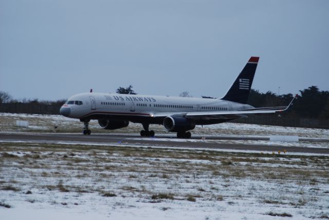 Boeing 757-200 (N206UW) - Taking Off