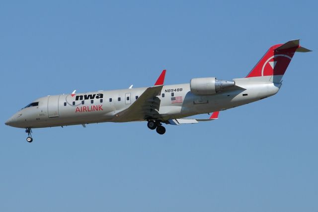 Canadair Regional Jet CRJ-200 (N8948B)