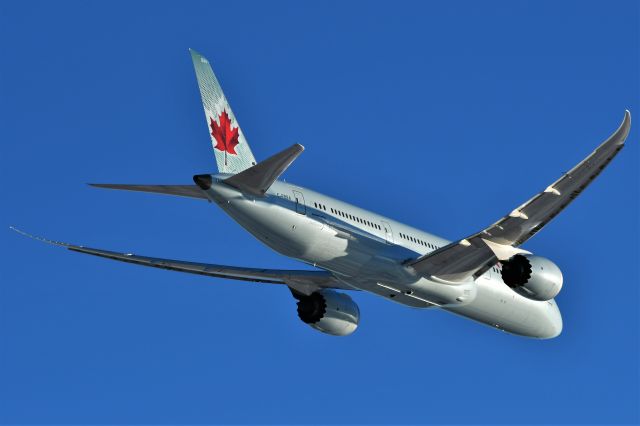 Boeing 787-9 Dreamliner (C-FRSA) - Air Canada Boeing 787-9 Dreamliner departing YYC on Dec 22.