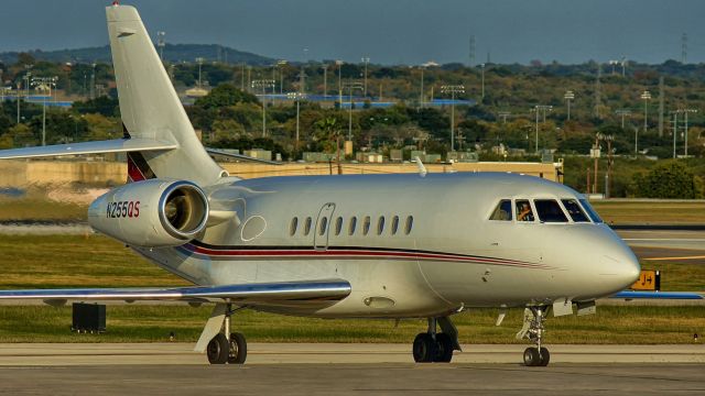 Dassault Falcon 2000 (N255QS) - Taxiing into FBO in last light of the day.