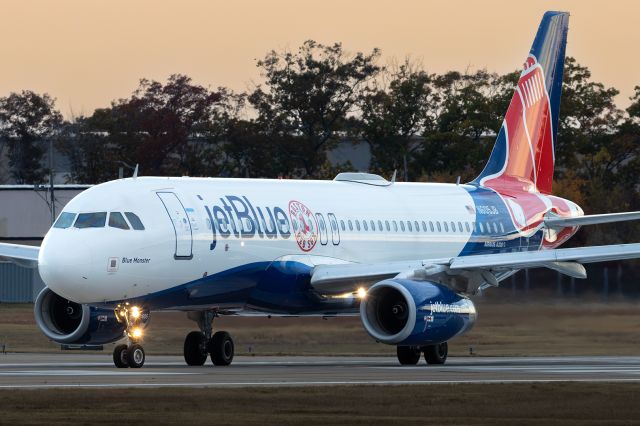 Airbus A320 (N605JB)
