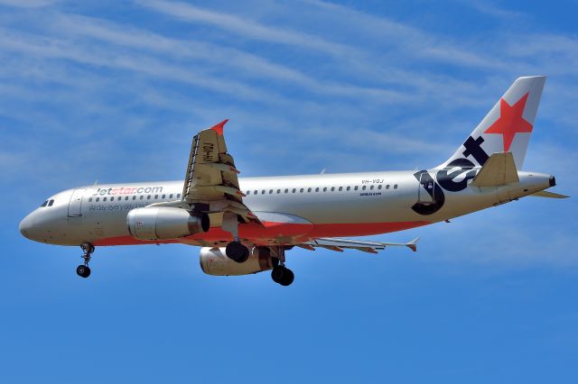 Airbus A320 (VH-VQJ) - JQ615 On final YMAV Runway 36 