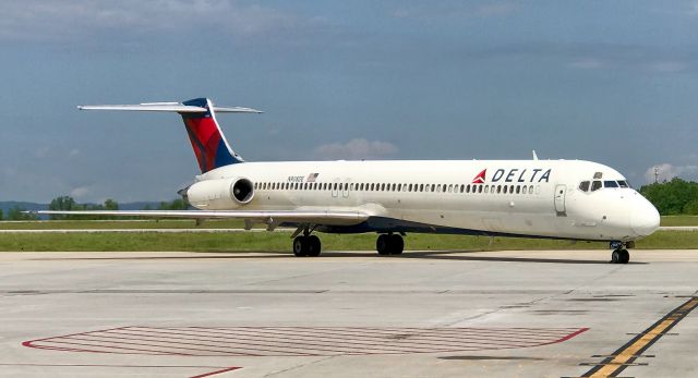 McDonnell Douglas MD-88 (N908DE)