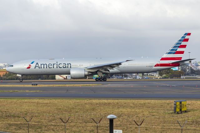 BOEING 777-300ER (N734AR) - American Airlines (N734AR) Boeing 777-323(ER) at Sydney Airport.