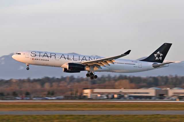 Airbus A330-300 (C-GEGI)