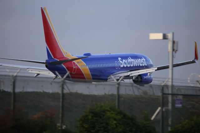 Boeing 737-800 (N8527Q)