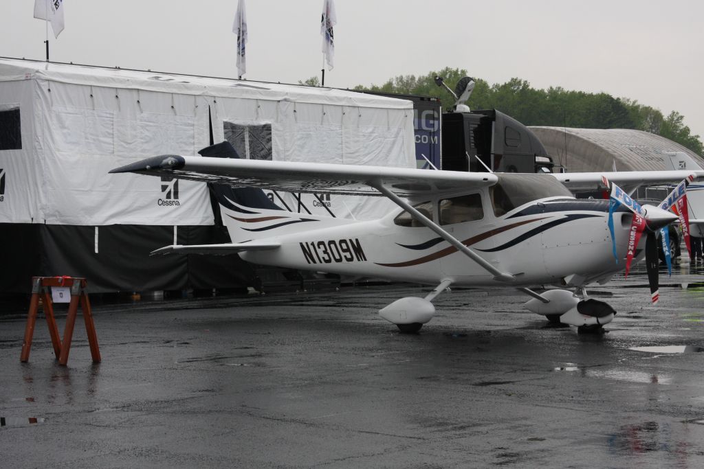 Cessna Skylane (N1309M) - LANIER FLIGHT CENTER TUSCALOOSA, AL AIR SHOW 2009.