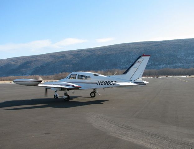 Cessna 310 (N69699) - Taxiing out