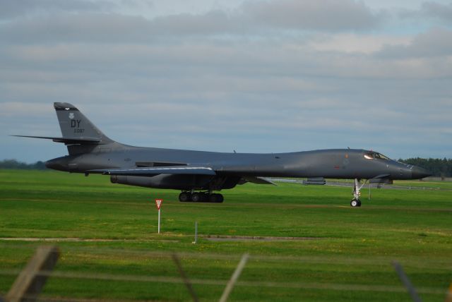 AF86124 — - A B1B RETURNING TO FAIRFORD