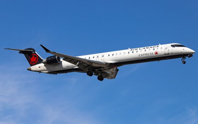 Canadair Regional Jet CRJ-900 (C-FDJZ)