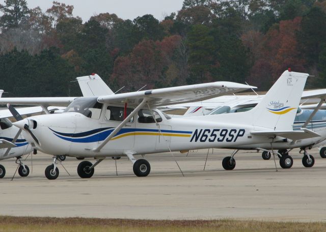 Cessna Skyhawk (N659SP) - Parked at the Ruston Louisiana airport among a gaggle of Cessnas.