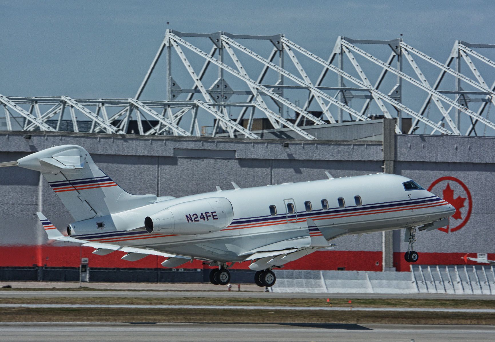 Canadair Challenger 350 (N24FE)