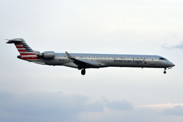 Canadair Regional Jet CRJ-900 (N913FJ)