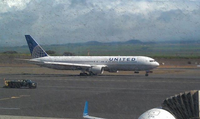 N672UA — - United Airlines Flight# 824 OGG-SFO Boeing 767-322ER