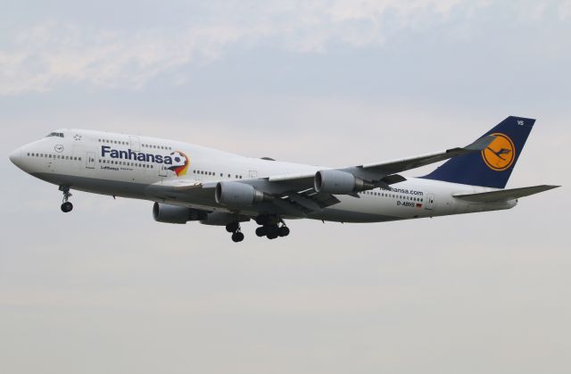 Boeing 747-400 (D-ABVS) - Fanhansa