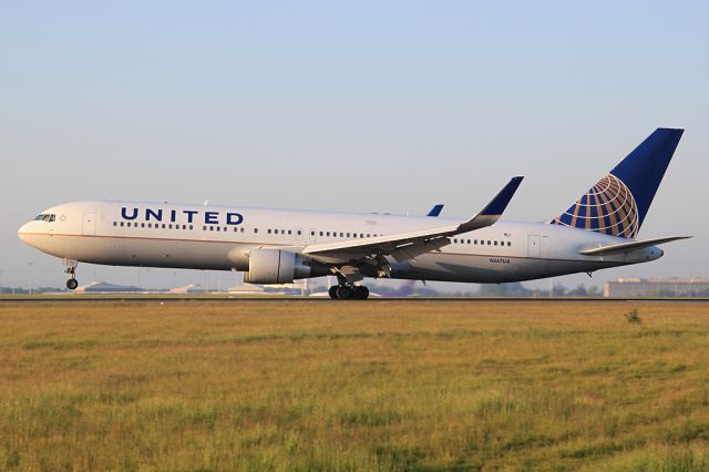 BOEING 767-300 (N667UA)