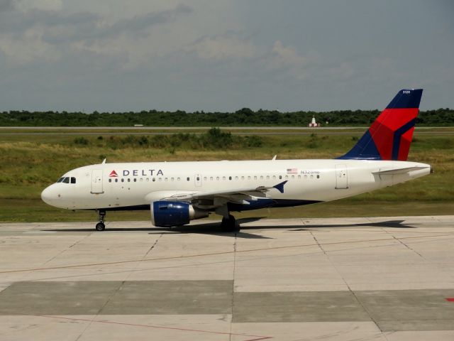 Airbus A319 (N328NB)