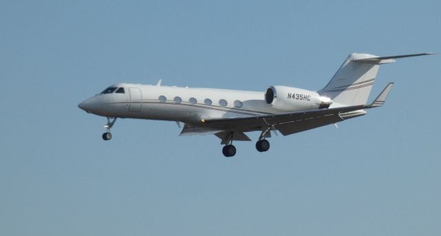 Gulfstream Aerospace Gulfstream IV (N435HC) - On final is this 2001 Gulfstream G-IV from the Autumn of 2020.
