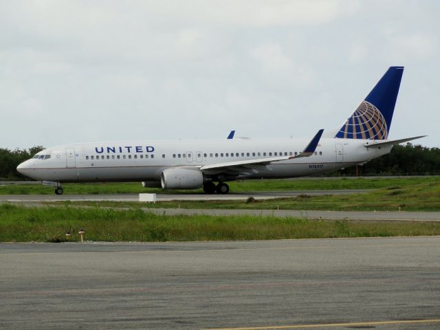 Boeing 737-800 (N76517)