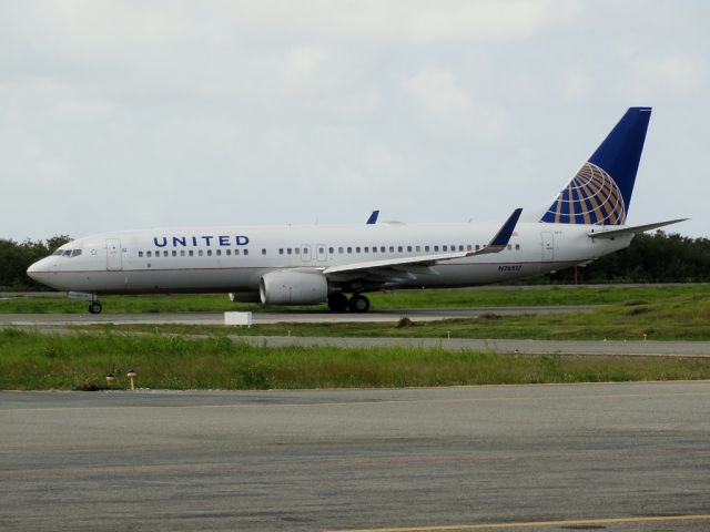 Boeing 737-800 (N76517)