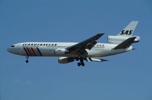 McDonnell Douglas DC-10 (SE-DFF) - Final Approach to Narita Intl Airport Rwy34 on 1990/10/28