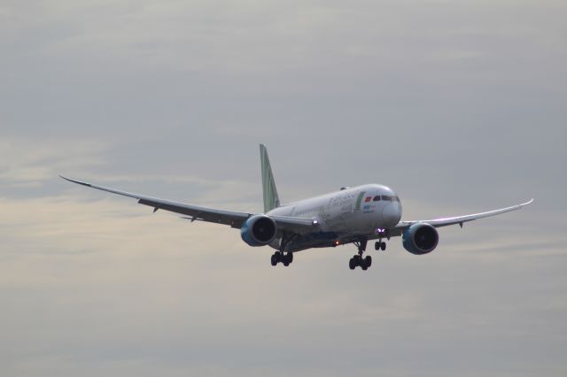 Boeing 787-9 Dreamliner (VN-A829) - A Bamboo Airways B787-9 on final approach into LHR, landing on runway 27R. br /br /Location: Stanwell Moor Road (LHR), beside runway 27R.br /Date: 21.08.22 (dd/mm/yy)