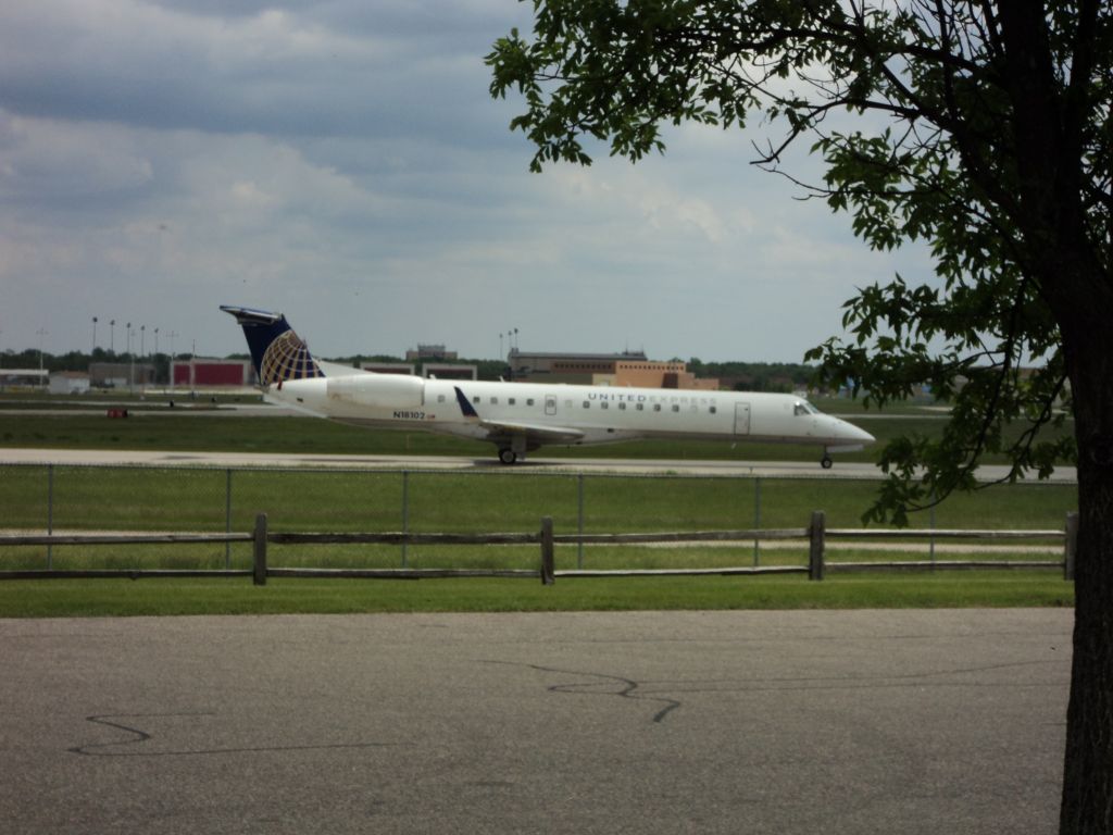 Embraer ERJ-145 (N18102)