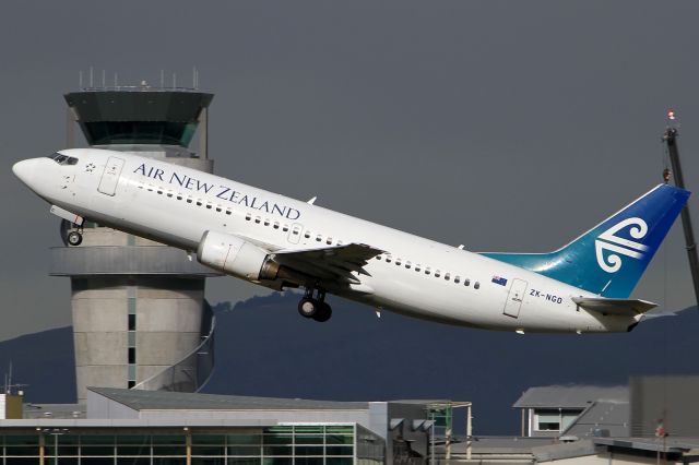 BOEING 737-300 (ZK-NGO)