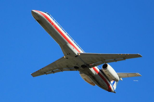 — — - ERJ American Eagle climbs out of Nashville with a Delta DC9 high above