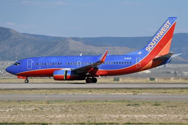Boeing 737-700 (N7813P)