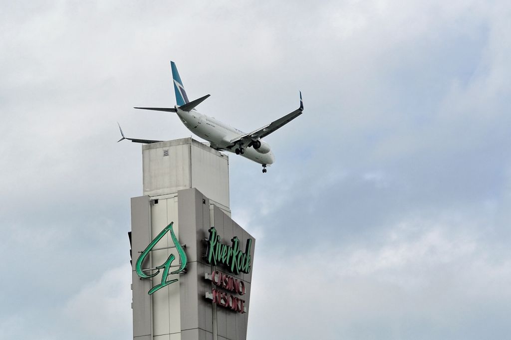 Boeing 737-800 (C-FYPB)