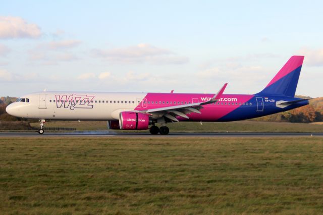 Airbus A321 (HA-LZU) - Landing on rwy 25 on 17-Nov-23 operating flight WZZ1305 from EPWA.
