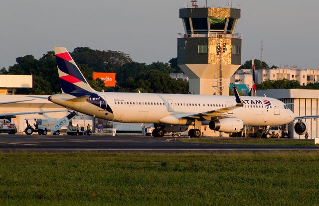 Airbus A321 (PT-MXP)