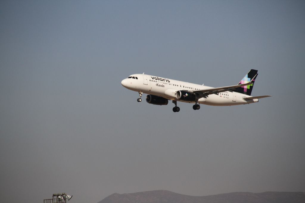 Airbus A320 (XA-VLE) - FINAL APPROACH 27 MMTJ