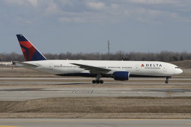 Boeing 777-200 (N863DA) - March 27, 2011 - taxied toward terminal after landed at Detroit 
