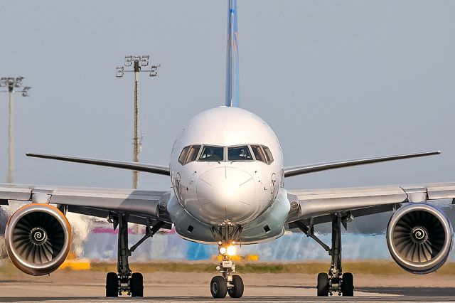 BOEING 757-300 (D-ABOM)