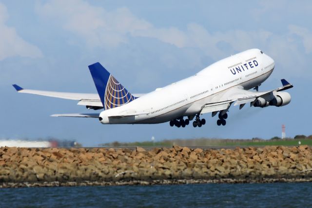 Boeing 747-400 (N127UA)
