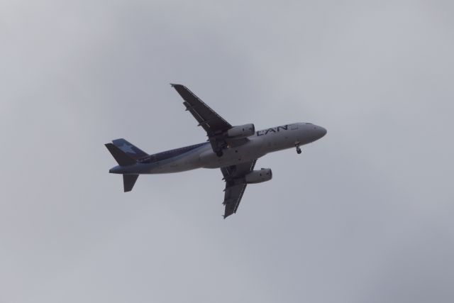 Airbus A320 (CC-BJB) - LAN912 on final rwy 06 at Carrasco Intl´