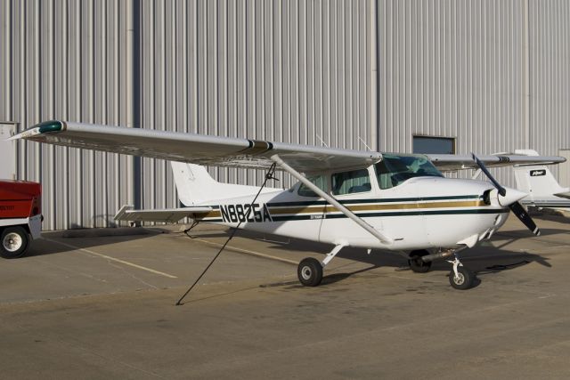 Cessna Skyhawk (N8825A)