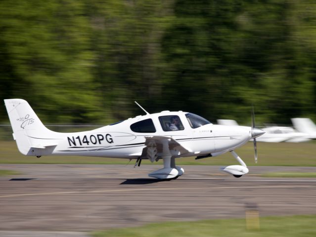 Cirrus SR-22 (N140PG) - Take off runway 08.